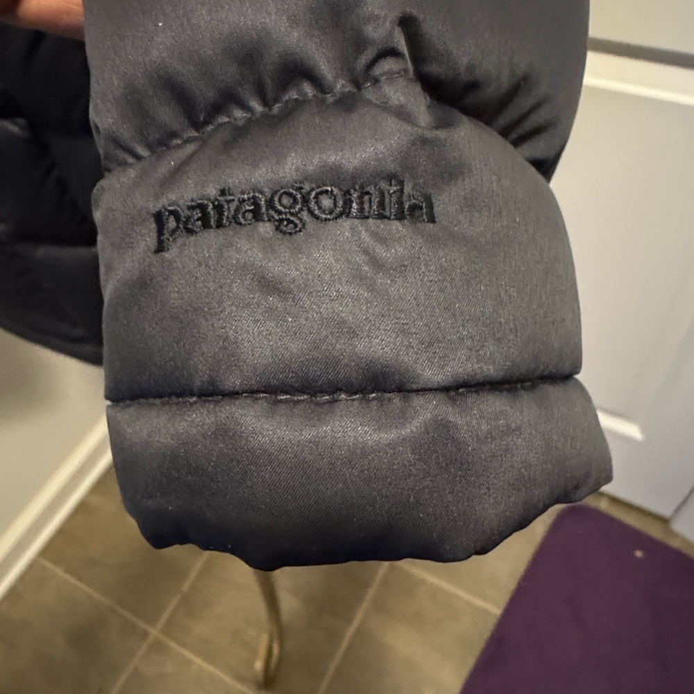Patagonia Women's Quilted Black Down Puffer Jacket - Picture 5 of 9